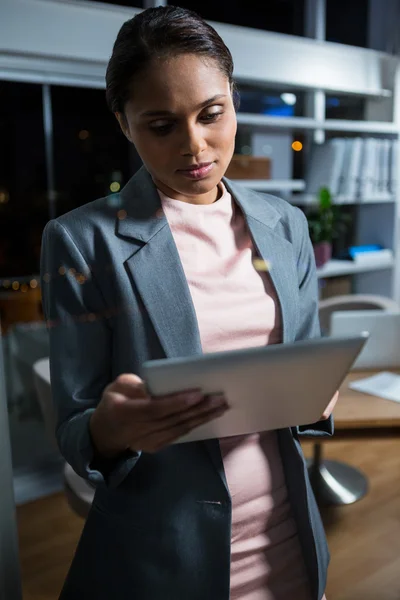 Zakenvrouw die digitale tablet gebruikt — Stockfoto