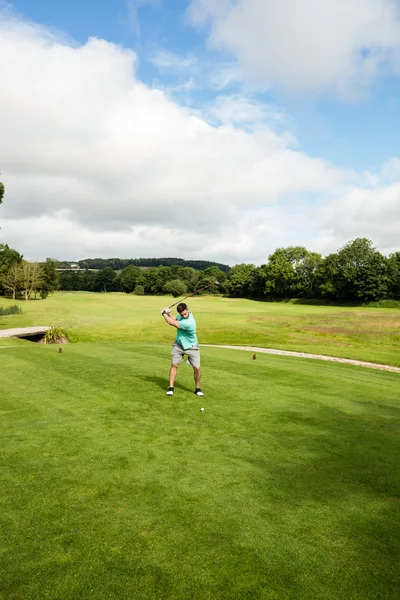 Homem focado jogando golfe — Fotografia de Stock