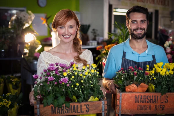 Paar hält Kiste mit Blumenstrauß — Stockfoto