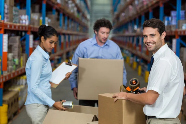 Lavoratori del magazzino che preparano la spedizione — Foto Stock