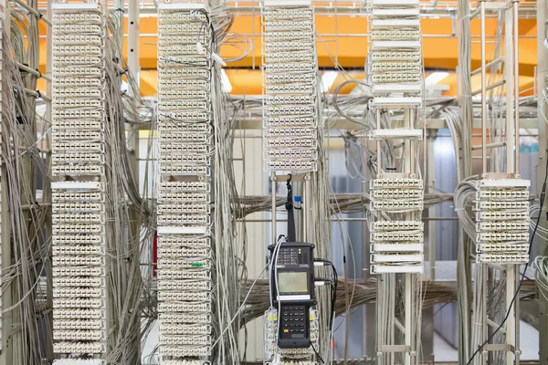 Cable analyzer on rack mounted server — Φωτογραφία Αρχείου