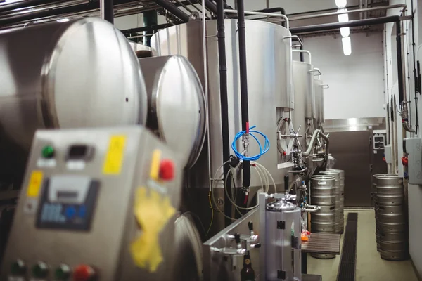 Оборудование и бочки на пивоваренном заводе — стоковое фото
