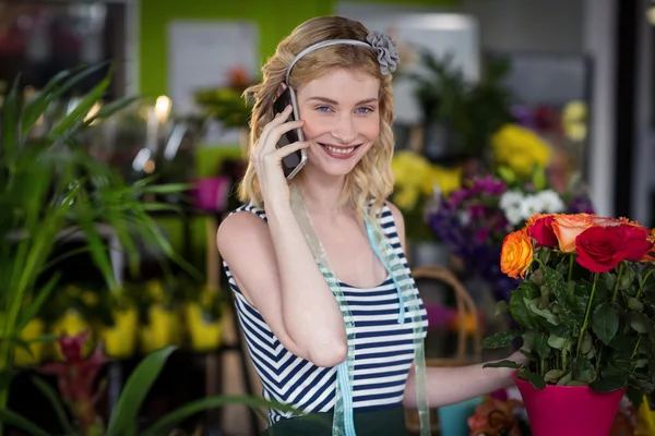 Florist talking on mobile phone — ストック写真