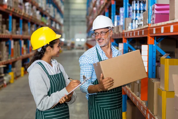 Warehouse workers checking inventory — Stock Photo, Image