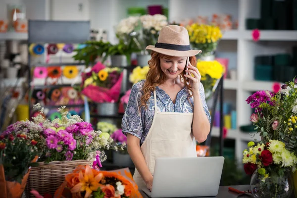 Blumenhändler telefoniert mit Handy — Stockfoto