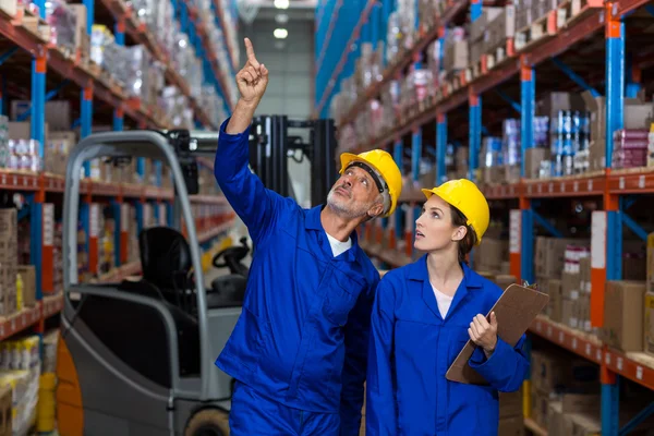 Trabalhadores do armazém a verificar o inventário — Fotografia de Stock