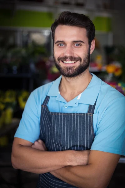 Fiorista sorridente nel negozio di fiori — Foto Stock