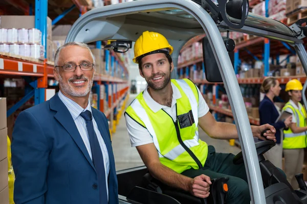 Magazzino lavoratore e manager sorridente alla macchina fotografica — Foto Stock