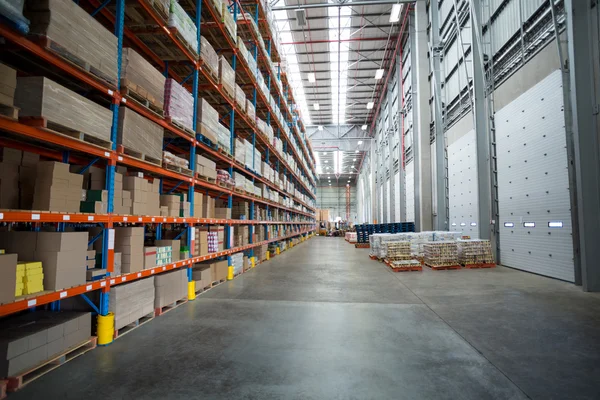 Cajas guardadas en estantes en almacén — Foto de Stock