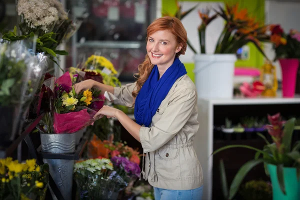 Florist arranging flower bouquet — Φωτογραφία Αρχείου