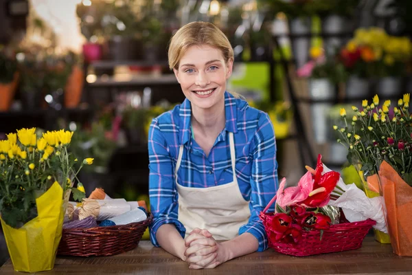 Bloemist glimlachend in winkel — Stockfoto