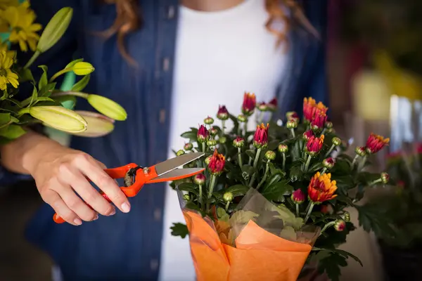 Florista preparar buquê de flores — Fotografia de Stock