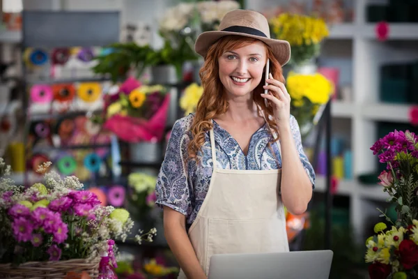 Blumenhändler telefoniert mit Handy — Stockfoto