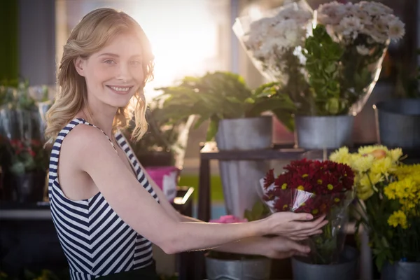 Florist arranging flower bouquet — Φωτογραφία Αρχείου