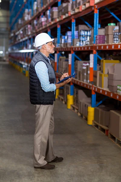 Inventario de control de trabajadores de almacén —  Fotos de Stock