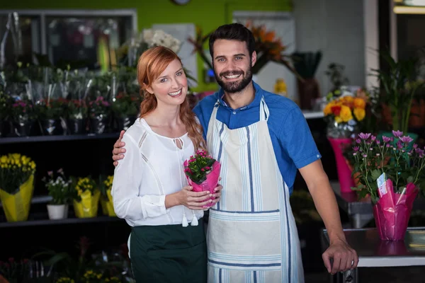 Casal de pé com buquê de flores — Fotografia de Stock