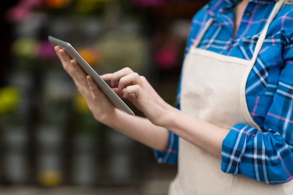 Bloemist met behulp van digitale tablet — Stockfoto