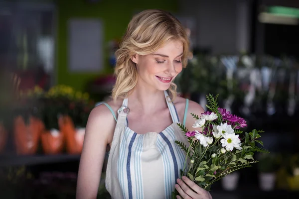 Blomsterhandlare som håller ett gäng blommor — Stockfoto