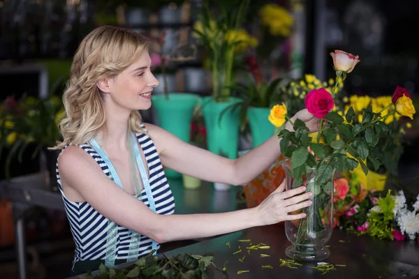 Florist arranging flower bouquet in vase — Stock Photo, Image