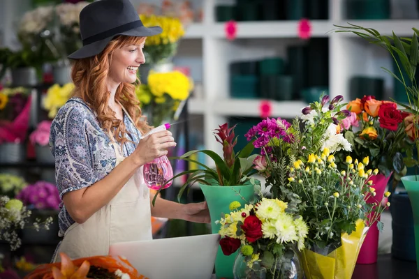 Floristas pulverizando água em flores — Fotografia de Stock