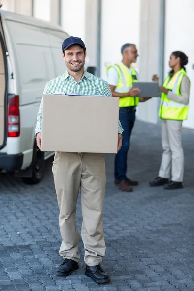 Entrega hombre llevando caja de cartón — Foto de Stock