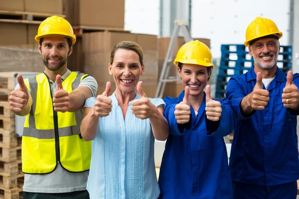 Magazijnbeheerder en werknemers tonen duimen omhoog — Stockfoto