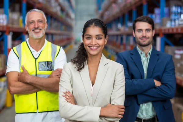 Equipo de almacén de pie con los brazos cruzados — Foto de Stock