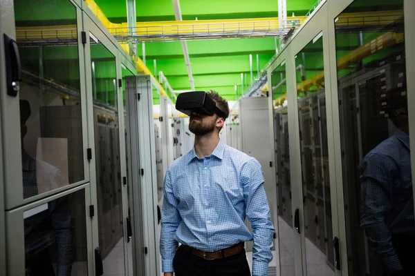 Técnico usando auriculares de realidad virtual —  Fotos de Stock