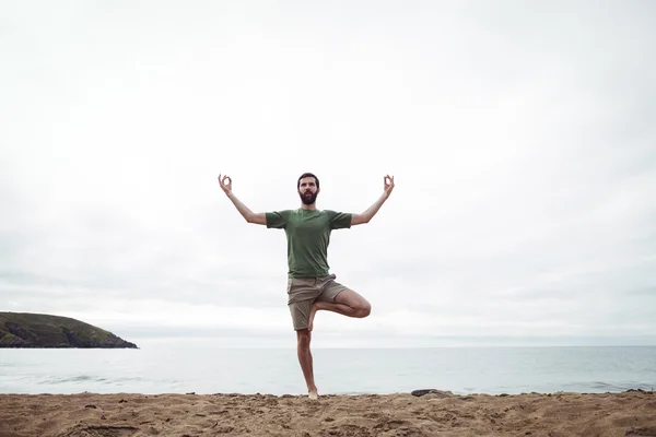 Hombre realizando yoga — Foto de Stock