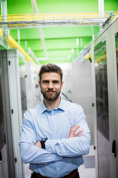 Stojí s rukama zkříženýma technik — Stock fotografie