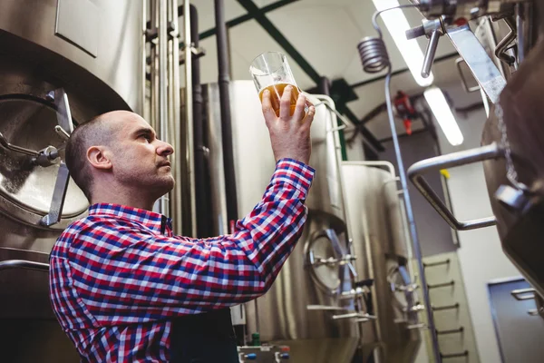 Arbeiter inspiziert Bier im Glascontainer — Stockfoto