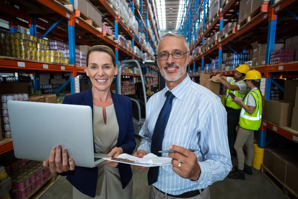 Lagerleiter und Kunde mit Tablet — Stockfoto