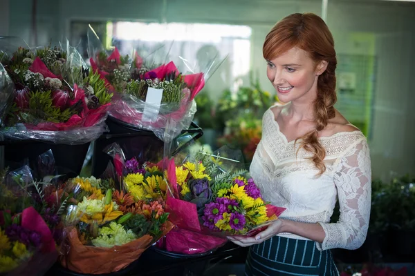 Florist arranging flower bouquet — Stock Photo, Image
