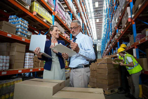 Warehouse manager and client interacting — Stock Photo, Image