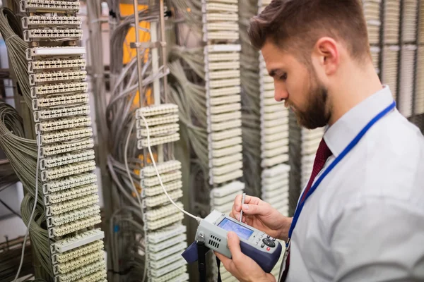 Técnico usando analisador de cabo digital — Fotografia de Stock