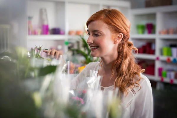 Florist touching flower bouquet — ストック写真