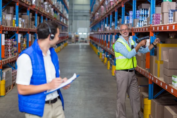 Trabajador de almacén interactuando entre sí — Foto de Stock