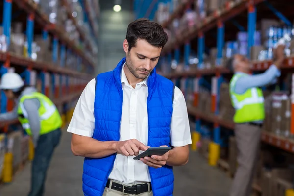 Trabajador de almacén usando calculadora — Foto de Stock