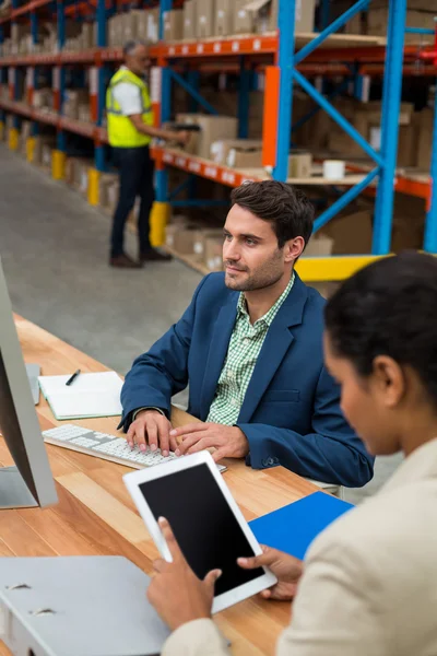 Warehouse managers working together — Stockfoto