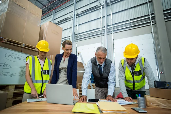 Warehouse workers and managers working in warehouse — ストック写真