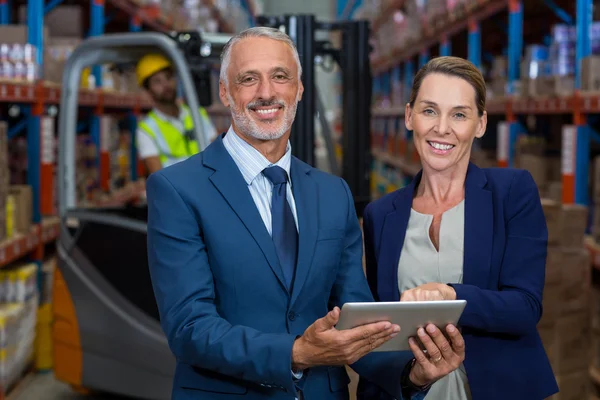 Gerente de almacén y cliente discutiendo sobre tableta digital — Foto de Stock