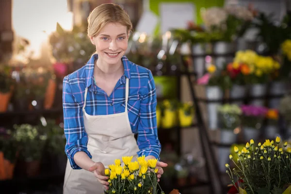 Blumenhändler rührt Blumenstrauß an — Stockfoto