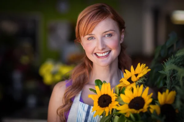 Florista sorrindo na loja — Fotografia de Stock