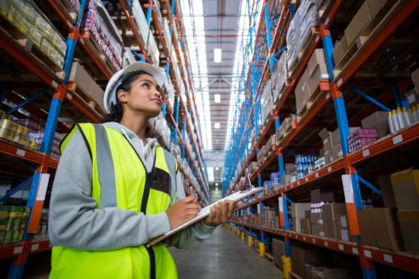 Warehouse worker looking at packages — Stock Photo, Image