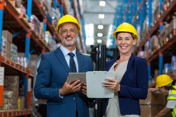 Gerente de almacén y cliente sonriendo — Foto de Stock