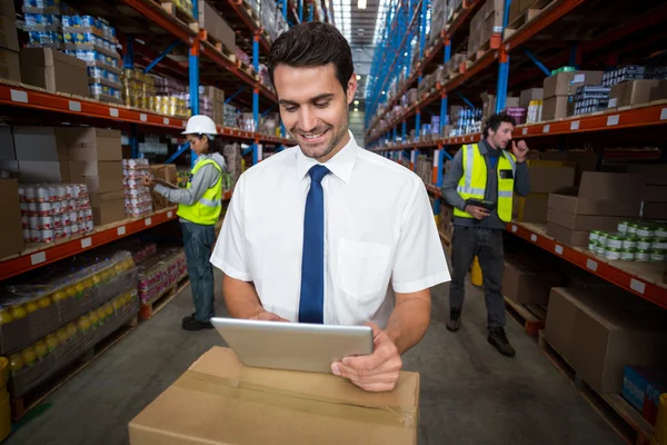 Administrador de almacén usando tableta digital — Foto de Stock