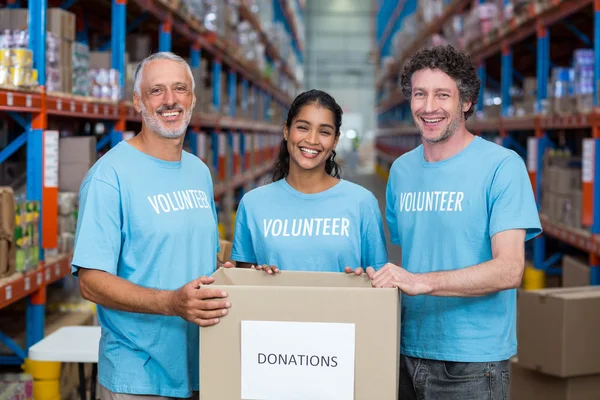 Voluntários segurando caixa de doações — Fotografia de Stock