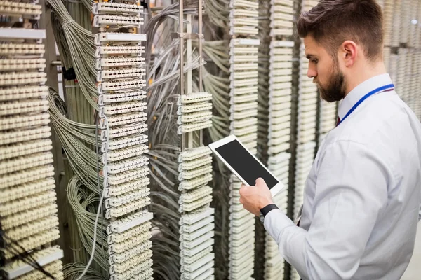 Técnico usando tablet digital ao analisar servidor — Fotografia de Stock