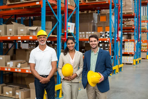 Gerentes de almacén y trabajadores de pie juntos — Foto de Stock