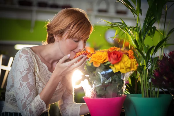 Florist smelling rose flowers — ストック写真